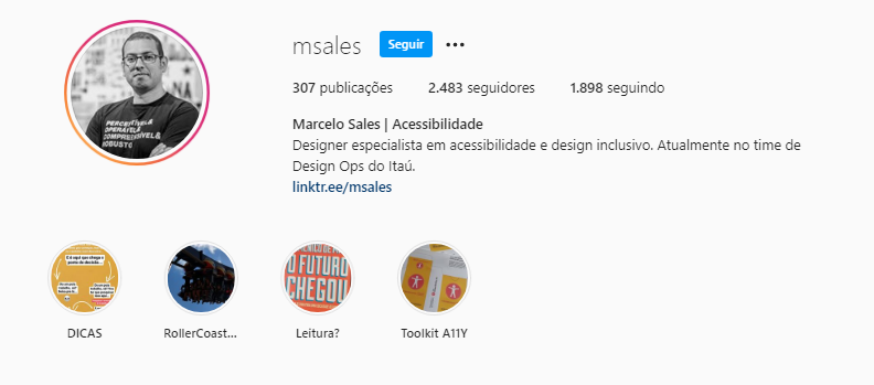 Reprodução da área inicial do perfil do Marcelo Sales no Instagram. Na área esquerda, há uma foto do Marcelo em preto e branco. Ele sorri.
