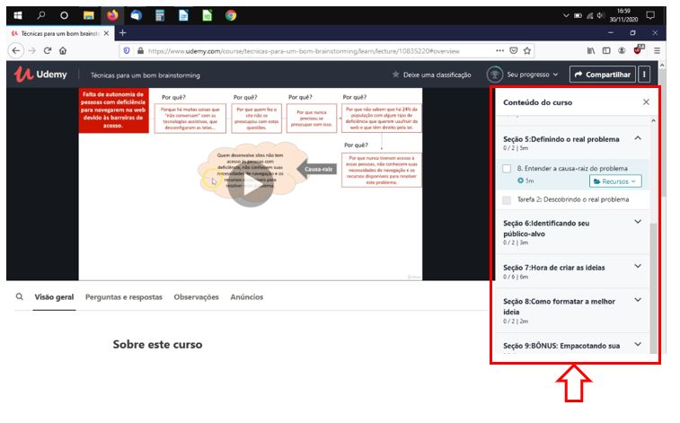 Print de tela do ambiente virtual da Udemy. No centro, há um slide projetado com informações sobre a aula. Ao lado direito da tela, há um pop up aberto e destacado pelo autor do artigo com o conteúdo do curso listado por seções.