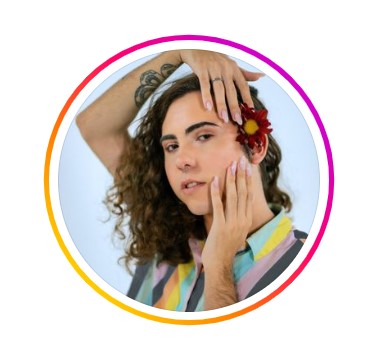 Foto de perfil de Dudu. Tem pele branca, cabelos compridos e cacheados castanhos escuros, mesma cor de suas sobrancelhas. Usa unhas longas e esmaltadas.
