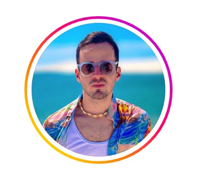 Foto de perfil de Fernando Campos. Tem pele branca, cabelos, barba e bigode curtos castanhos escuros. Usa óculos de sol e roupas coloridas.