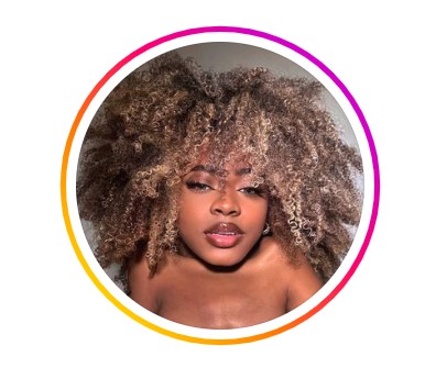Foto de perfil de Lorrayne Carolyne. Tem pele negra, cabelos volumosos cacheados e aloirados. Seus olhos são pretos e seus lábios grossos.