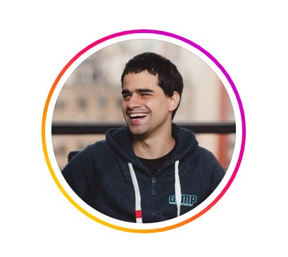 Foto de perfil de Marcos Lima. Tem pele branca, cabelos castanhos escuros bem curtos, olhos esbranquiçados devido à cegueira e sorriso largo.