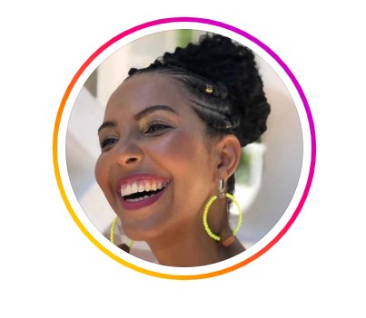 Foto de perfil de Nathalia Santos. Tem pele negra, cabelos cacheados pretos, que estão presos num coque, e sorriso largo.