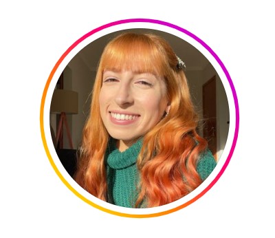 Foto de perfil de Stephanie Marques. Tem pele branca, cabelos compridos e ruivos, olhos castanhos escuros e sorriso largo.