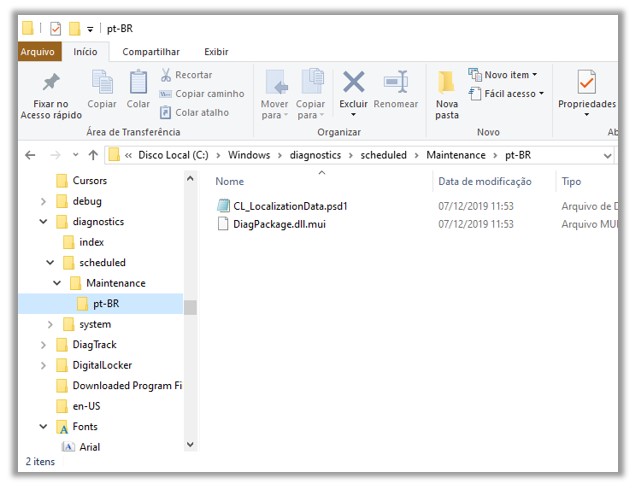 Captura de tela recortada, mostrando uma janela do explorador de arquivos do Windows 10. A tela está configurada para mostrar uma visualização em árvore à esquerda e uma visualização detalhada à direita. A visualização em árvore demonstra a navegação em uma pasta com sete níveis de profundidade e com outros diretórios também abertos ao mesmo tempo, para mostrar subpastas e o conteúdo de arquivos. A pasta aberta mostra o conteúdo da pasta “'pt-BR”' e está localizada em um caminho de arquivo que, sequencialmente, é: “Este PC” > “Disco Local (C:)” > “Windows” > diagnostics > scheduled > Maintenance > pt-BR