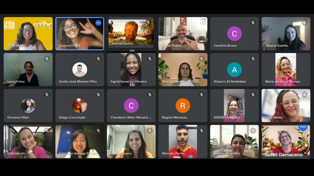 Captura de tela da 16ª reunião virtual da Liga Voluntária. Há 17 pessoas com câmeras abertas e sorrindo, e outras 7 com suas câmeras fechadas.