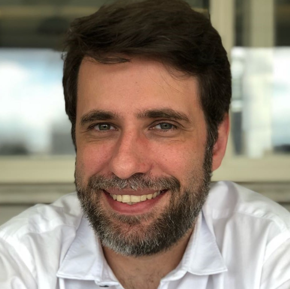 Foto em close de Reinaldo Ferraz