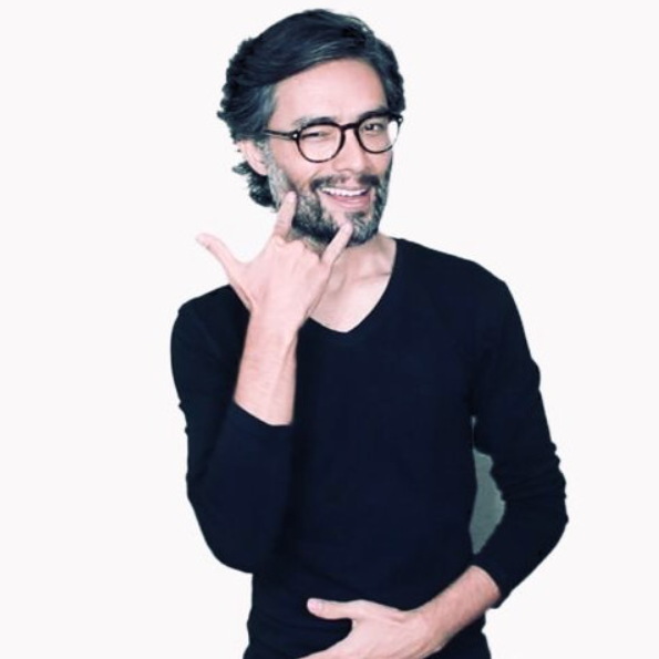 Foto em close de Alexandre Ohkawa